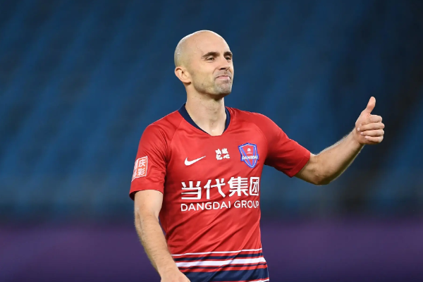 中超外援阿德里安曾經(jīng)親身經(jīng)歷過手球爭議事件